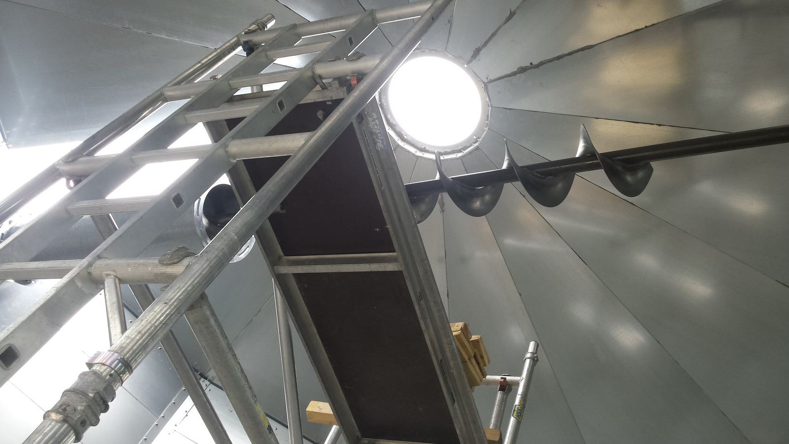 Rotary discharge auger fitted inside a biomass silo