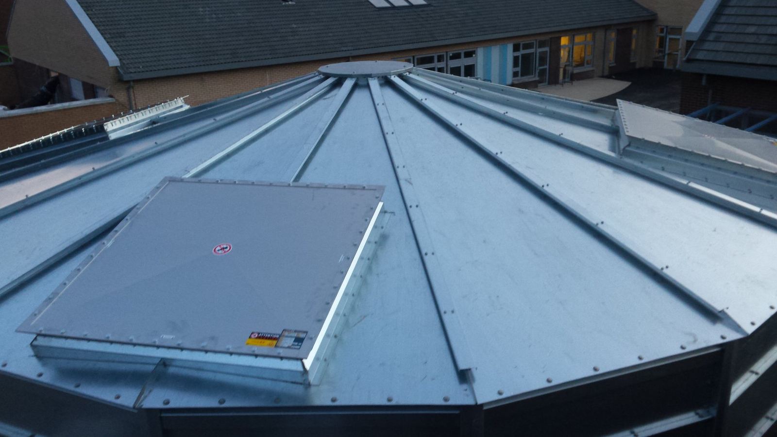 Roof-mounted explosion-vent hatch on a silo